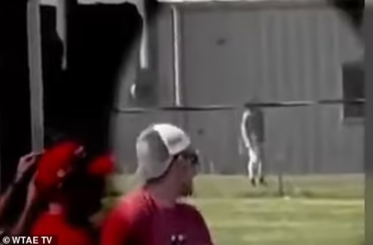 克鲁克斯被拍到在安全围栏外的一栋大楼附近来回走动