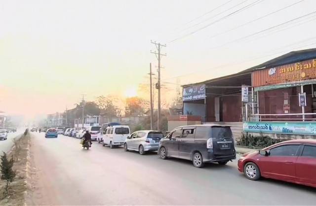 妙瓦底居民拍摄的当地等待加油的汽车队伍